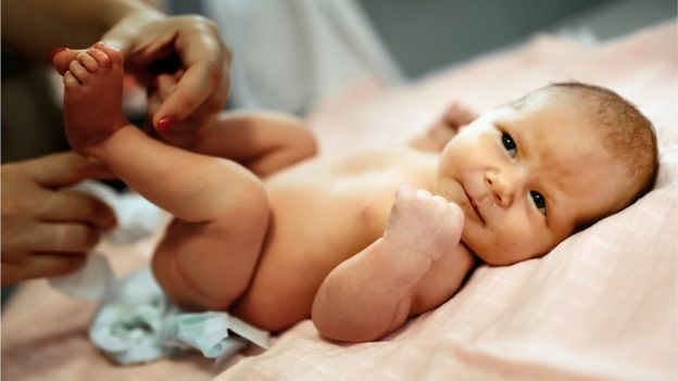 conozca-el-metodo-para-llevar-los-bebes-al-bano-desde-temprana-edad-y-evitar-el-uso-de-panales