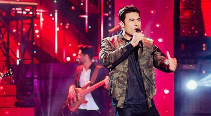 carlos-rivera-causa-revuelo-por-ajustado-pantalon