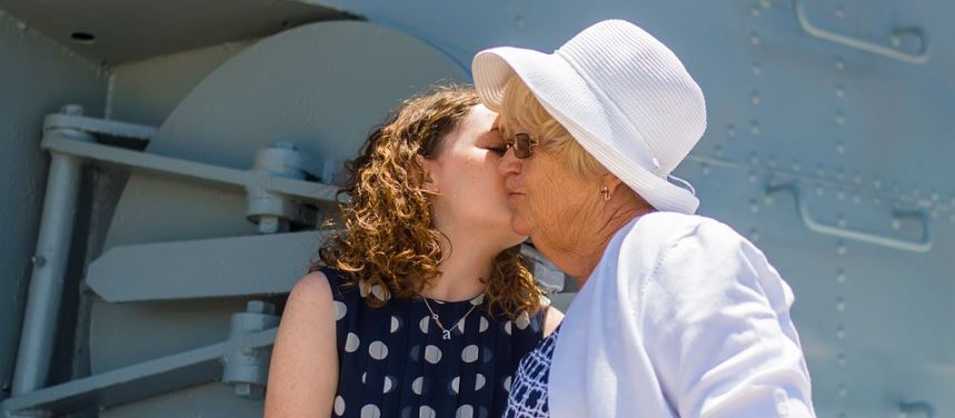 emocionante-video-de-una-joven-con-su-abuela-enferma-de-alzheimer