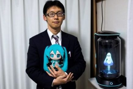 el-hombre-japones-que-se-caso-con-un-holograma