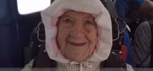 mujer-de-102-anos-rompe-record-al-saltar-en-paracaidas