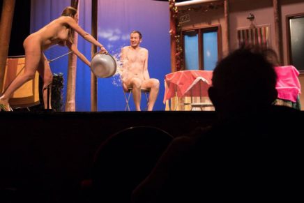 teatro-nudista-debe-desnudarse-para-apreciar-la-obra