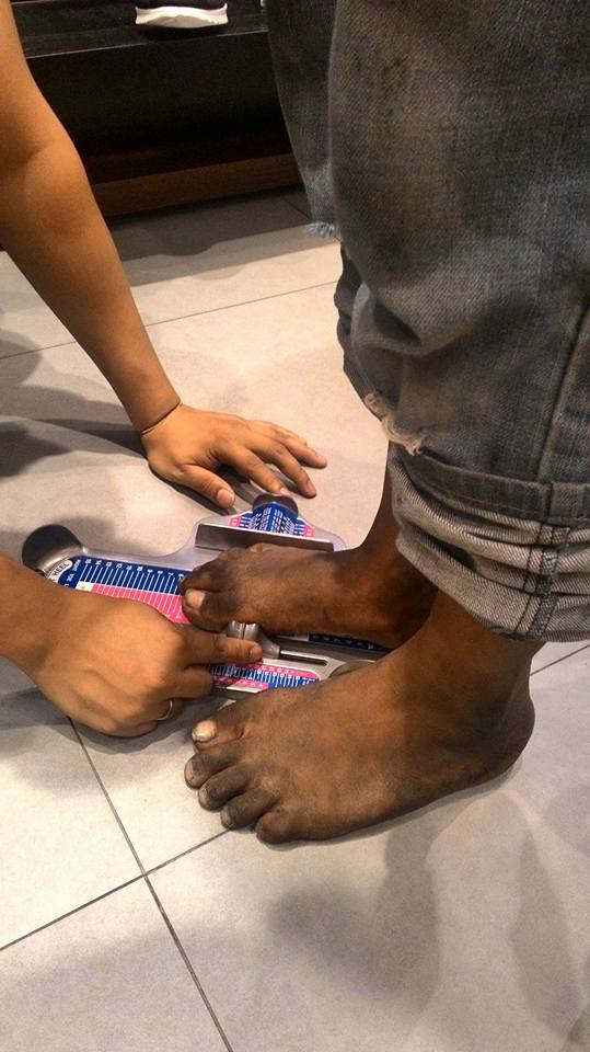 lo-mas-tierno-un-nino-quiso-vender-flores-y-le-terminaron-comprando-zapatos