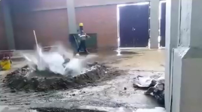obrero-fue-despedido-por-hacer-un-clavado-en-la-mezcladora