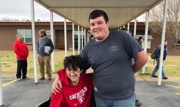 ahorro-durante-dos-anos-para-comprarle-una-silla-de-ruedas-su-amigo