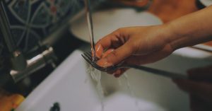 estudio-revela-que-lavar-la-loza-podria-hacerte-vivir-mas-anos