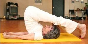 conozca-la-profesora-de-yoga-de-100-anos