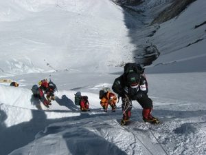 Peligrosa fila para subir al Everest