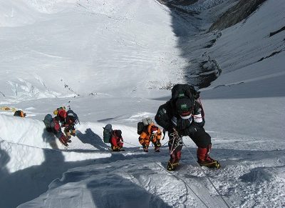 Peligrosa fila para subir al Everest
