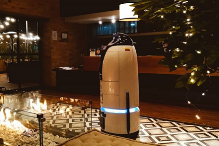 Un colombiano, no humano, que lo atiende