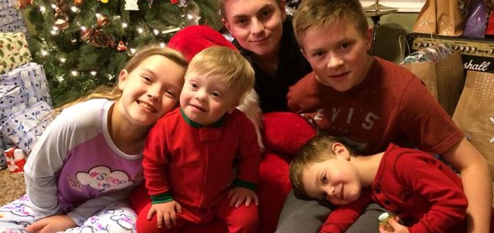 por-medio-de-canciones-asi-le-ensena-palabras-su-hermano-con-sindrome-de