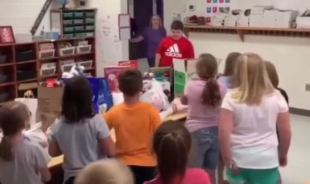 conmovedor-nino-perdio-sus-juguetes-y-sus-amigos-se-union-para-darle-unos-nuevos