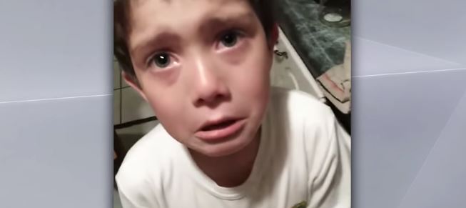 por-atropellar-una-hormiga-con-su-juguete-nino-llora-desconsolado