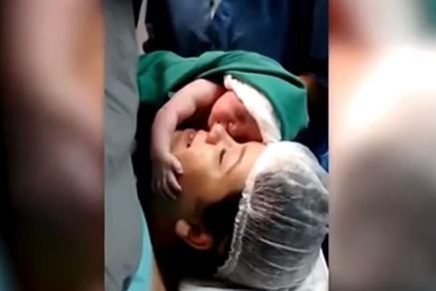 conmovedor-bebe-recien-nacida-se-aferro-su-mama