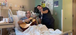enfermera-canta-junto-su-paciente-con-para-animarlo-seguir-adelante