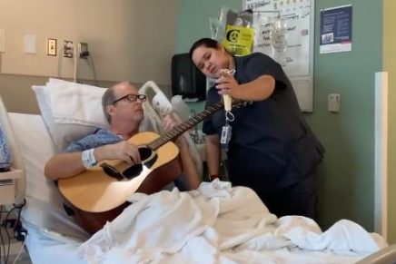 enfermera-canta-junto-su-paciente-con-para-animarlo-seguir-adelante