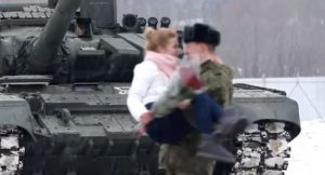 ¡Al mejor estilo militar! Con 16 tanques T-72, un soldado le pidió matrimonio a su novia