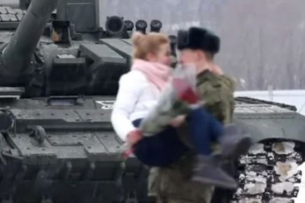 ¡Al mejor estilo militar! Con 16 tanques T-72, un soldado le pidió matrimonio a su novia