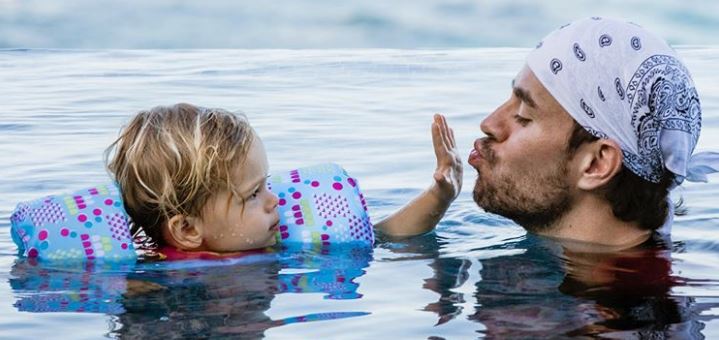 Según Julio José, ya nació el tercer hijo de su hermano de Enrique Iglesias