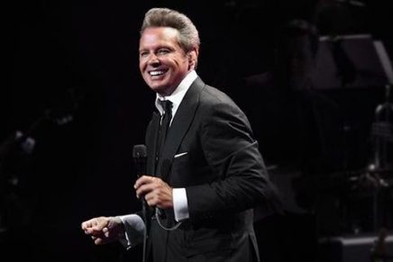 luis-miguel-fue-visto-viajando-en-el-metro-de-madrid-junto-mollie-gould