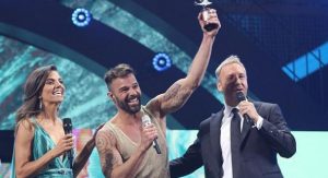 Ricky Martin le roba un beso a Martín Cárcamo en Viña del Mar 2020