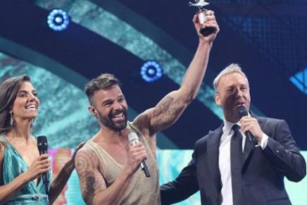 Ricky Martin le roba un beso a Martín Cárcamo en Viña del Mar 2020