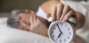 “Dormir con alguien que ronca puede disminuir los años de vida”: Universidad del Sueño