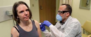 Jennifer Haller es la primera mujer estadounidense en recibir la vacuna del Covid-19