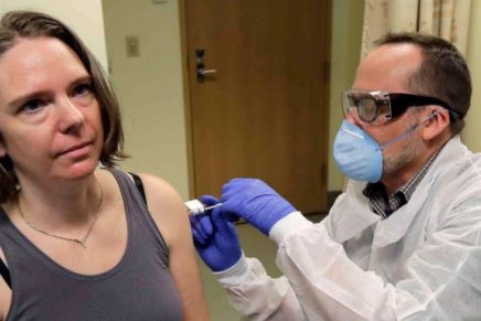 Jennifer Haller es la primera mujer estadounidense en recibir la vacuna del Covid-19