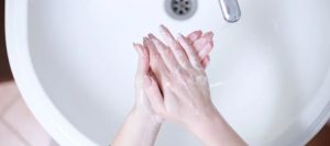 Lavarse las manos de manera adecuada evita el contagio del coronavirus