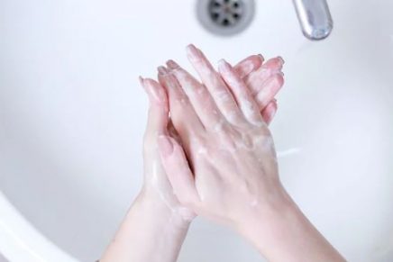 Lavarse las manos de manera adecuada evita el contagio del coronavirus