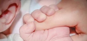 Mujer infectada con COVID-19 dio a luz a un sano bebé