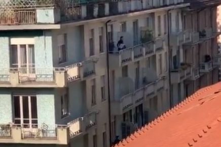 Con mucha música, así viven los italianos la cuarentena por el coronavirus