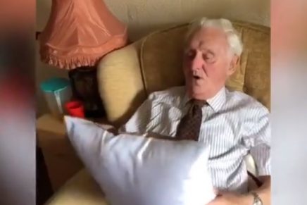 ¡Conmovedor! Abuelo rompe en llanto luego que le regalaran una almohada con la foto de su difunta esposa
