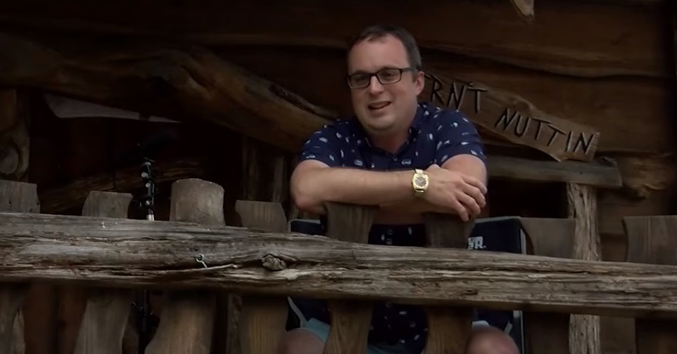 ¡Conmovedor! Médico vive en su casa del árbol para evitar contagiar a su familia