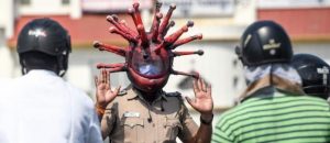 Con cascos de en forma de coronavirus, así se visten los policías en India para generar conciencia