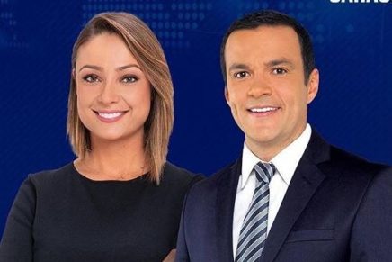 ¿Le estará coqueteando? Juan Diego Alvira echa piropos a su compañera durante el noticiero