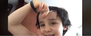 Niño publica un tutorial sobre cómo cortarse el pelo y se hace viral en redes sociales