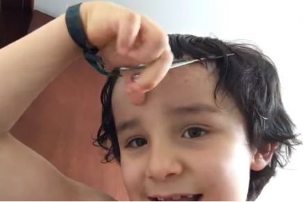 Niño publica un tutorial sobre cómo cortarse el pelo y se hace viral en redes sociales
