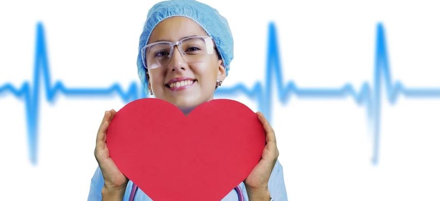 Familia hizo trajes especiales para poder abrazar a su mamá