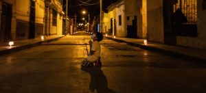 Niño reza en mitad de la calle pidiéndole a Dios para que acabe con la COVID-19
