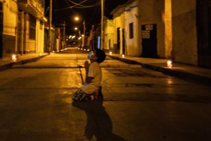 Niño reza en mitad de la calle pidiéndole a Dios para que acabe con la COVID-19