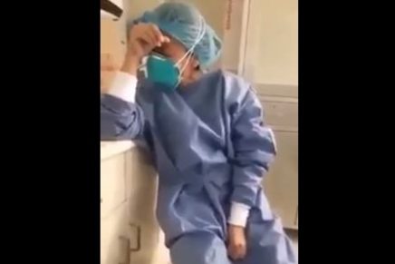 Luego de enterarse que tenía coronavirus, enfermera peruana rompe en llanto