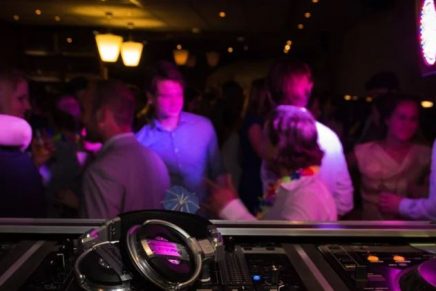 La propuesta que permitiría la reapertura de bares y restaurantes en Colombia