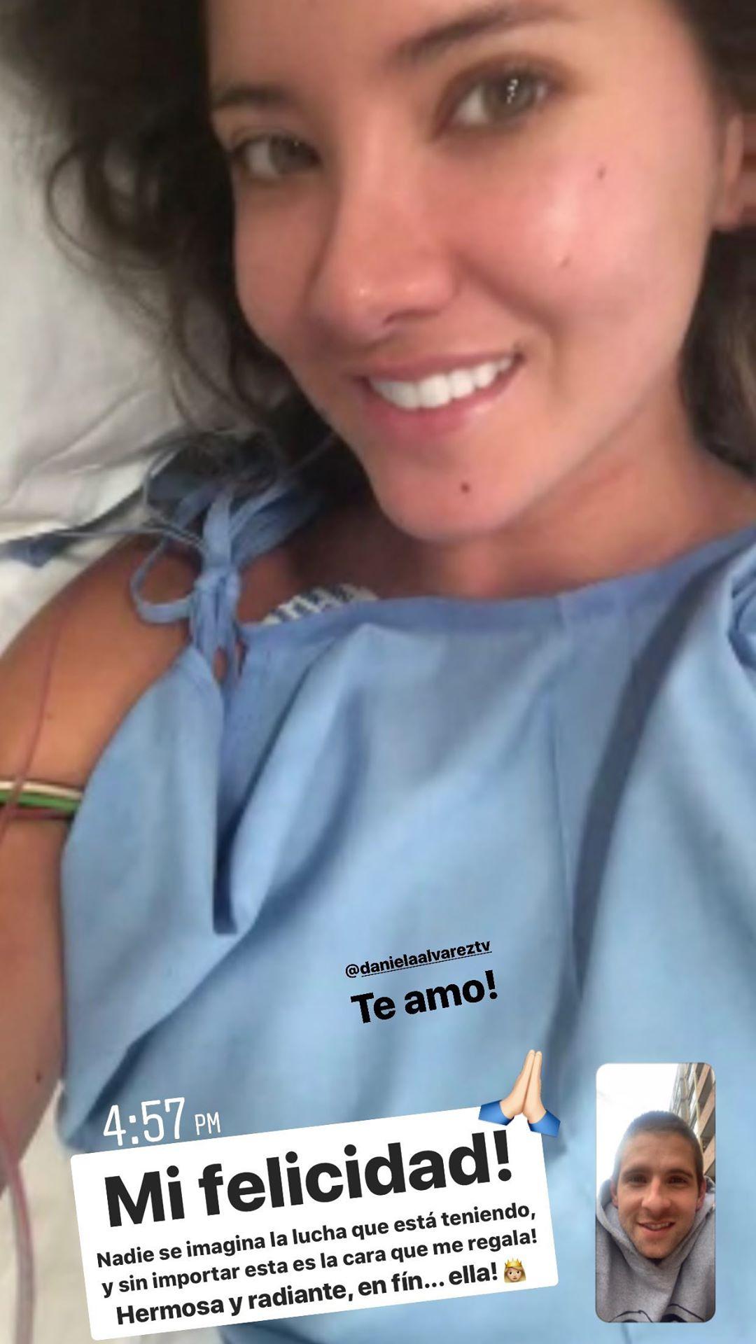 Hermano de Daniela Álvarez muestra una foto de la exreina después de sus múltiples cirugías