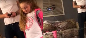 Padre extrae el diente de su hija con un drone