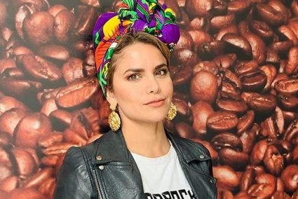 Adriana Lucía llora durante una emisión de ‘La tele letal’