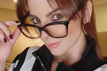 Carolina Cruz publicó una fotografía en traje de baño comparándose con su mamá