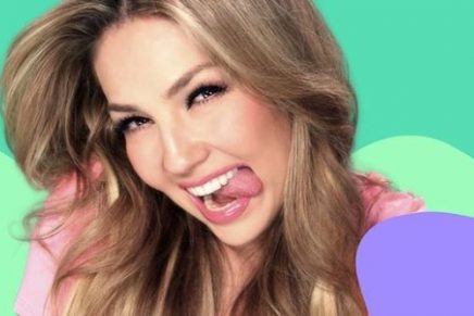 Thalía es criticada por usar un ceñido traje de látex