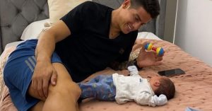 James Rodríguez mostró con orgullo los primeros dientes de su bebé